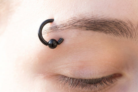 Anneau de piercing sourcil