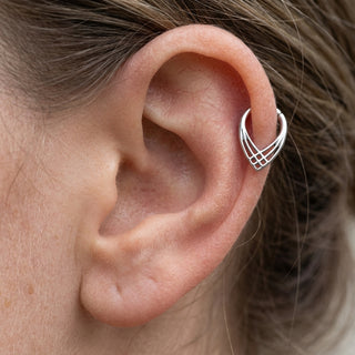 Titanium Ring Geometric Cutout Teardrop Clicker – getragen