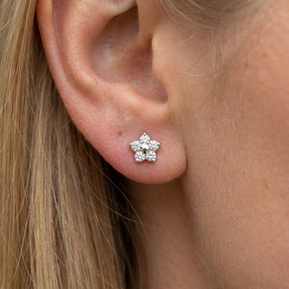 Titanium Earring Five Petal Flower Blossom – getragen