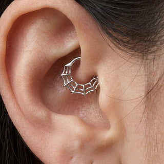 Titanium Ring Gothic Spider Web Clicker – getragen
