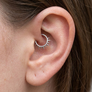 Titanium Ring Cone Spikes Crown Clicker – getragen