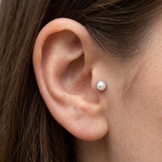 Titanium Labret Pearl Internally Threaded – getragen