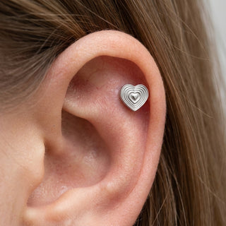 Titanium Labret Heart Internally Threaded – getragen