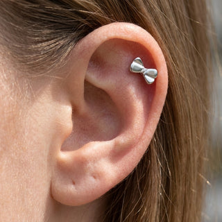 Titanium Labret Bow Internally Threaded – getragen